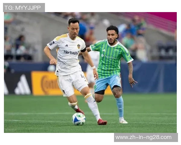 《日本球星挑战足球综艺节目揭秘明星竞技与搞笑互动精彩瞬间》